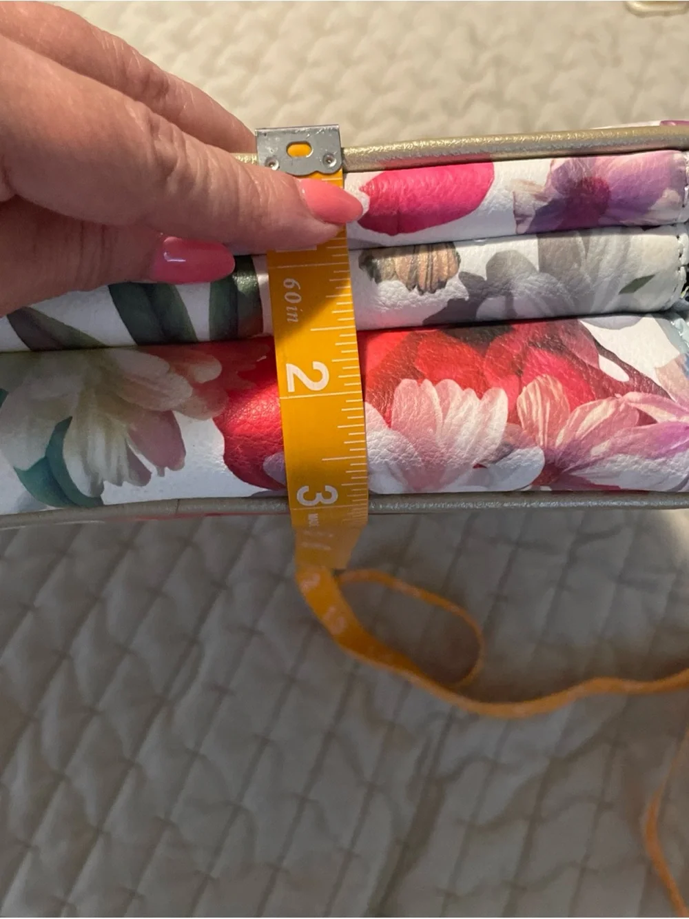 Lg BETSEY JOHNSON White Floral Cosmetic Bag with Gold Bow Accent new without tag